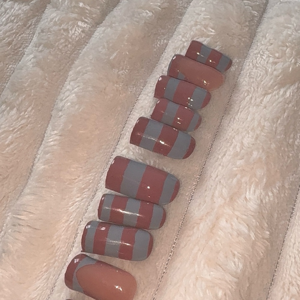 Elegant Striped Nail Set in Brown and Gray